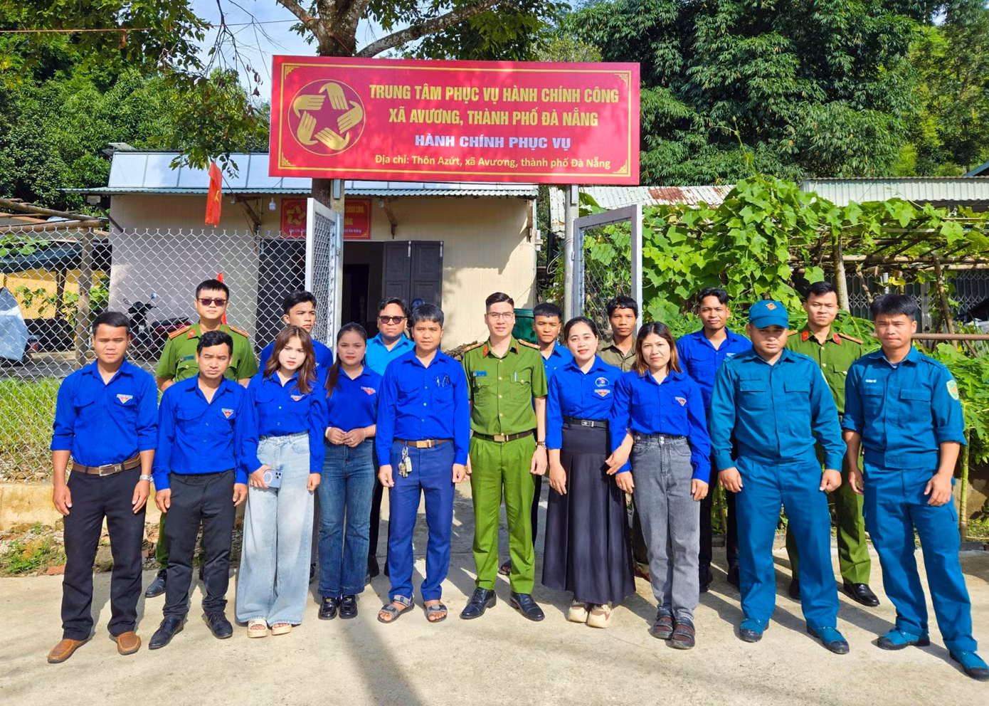 Những ngày này, đoàn viên, thanh niên xã A Vương đã trở nên quen thuộc với người dân địa phương. Không chỉ hỗ trợ bà con thực hiện các thủ tục hành chính trực tuyến, lực lượng thanh niên còn đóng vai trò cầu nối trong việc đưa công nghệ số đến gần hơn với người dân vùng cao, góp phần vận hành hiệu quả mô hình chính quyền địa phương 2 cấp mà TP. Đà Nẵng đang triển khai.