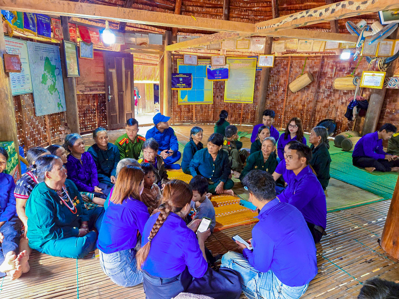 Không chỉ tại trụ sở UBND xã, các đội hình thanh niên tình nguyện còn đến từng thôn, từng điểm dân cư để tuyên truyền, hỗ trợ người dân cập nhật thông tin cá nhân, xác thực định danh điện tử và hướng dẫn tiếp cận dịch vụ công qua nền tảng số. Nhiều gia đình ở xa trung tâm, điều kiện đi lại khó khăn cũng được hỗ trợ tận nơi.