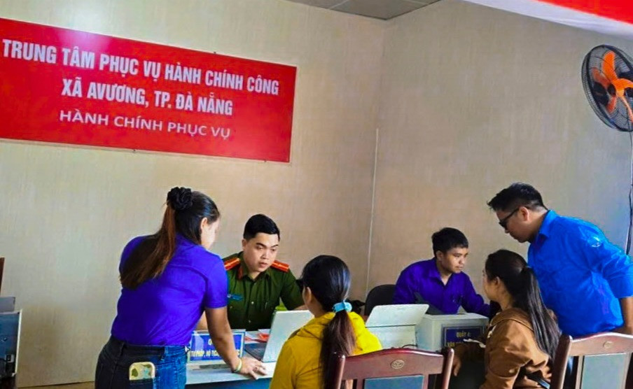 Các đội hình thanh niên tình nguyện tận tình hướng dẫn từng thao tác từ cách cài đặt, sử dụng ứng dụng VNeID, đăng nhập Cổng dịch vụ công quốc gia đến tra cứu thông tin, quét mã QR hay nộp hồ sơ trực tuyến...