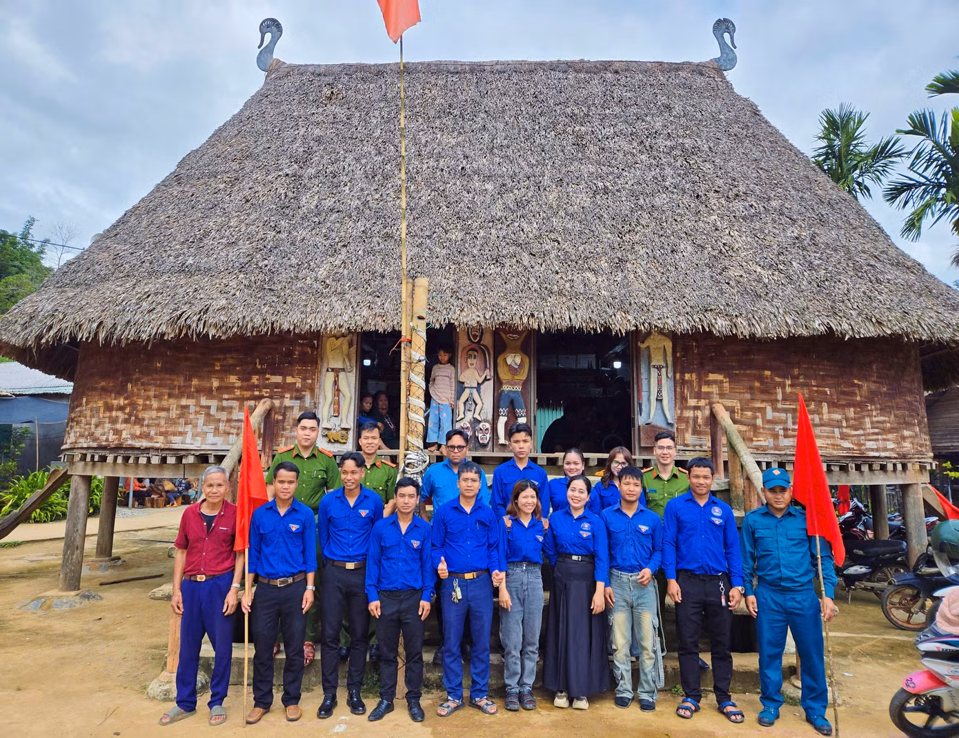 Anh Bling Vơn - Phó Chủ tịch Ủy ban MTTQ Việt Nam, Bí thư Đoàn xã A Vương cho biết: Từ khi Đề án 06 có hiệu lực, Công an xã A Vương đã chủ động phối hợp với Đoàn Thanh niên địa phương trong công tác tuyên truyền, hướng dẫn người dân thực hiện các thủ tục hành chính trên môi trường số.