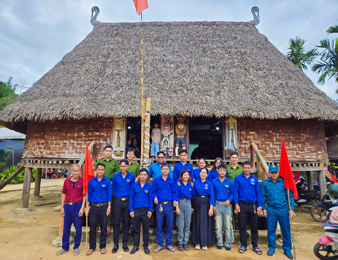 Anh Bling Vơn - Phó Chủ tịch Ủy ban MTTQ Việt Nam, Bí thư Đoàn xã A Vương cho biết: Từ khi Đề án 06 có hiệu lực, Công an xã A Vương đã chủ động phối hợp với Đoàn Thanh niên địa phương trong công tác tuyên truyền, hướng dẫn người dân thực hiện các thủ tục hành chính trên môi trường số.