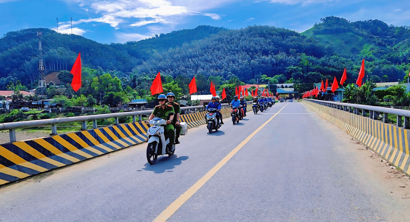 "Đoàn viên, thanh niên đã tích cực tham gia hỗ trợ bà con trong quá trình chuyển đổi số, đặc biệt là hướng dẫn đăng ký, đăng nhập tài khoản dịch vụ công, thực hiện các thủ tục như đăng ký khai sinh, xác nhận cư trú, kê khai thông tin định danh điện tử, sử dụng ứng dụng VNeID... Thời gian tới, Đoàn xã sẽ tiếp tục tổ chức các đội hình tình nguyện trực tiếp xuống từng thôn, từng cụm dân cư để hướng dẫn, hỗ trợ người dân tiếp cận các dịch vụ hành chính công trực tuyến, góp phần xây dựng chính quyền số từ cơ sở", anh Bling Vơn chia sẻ.