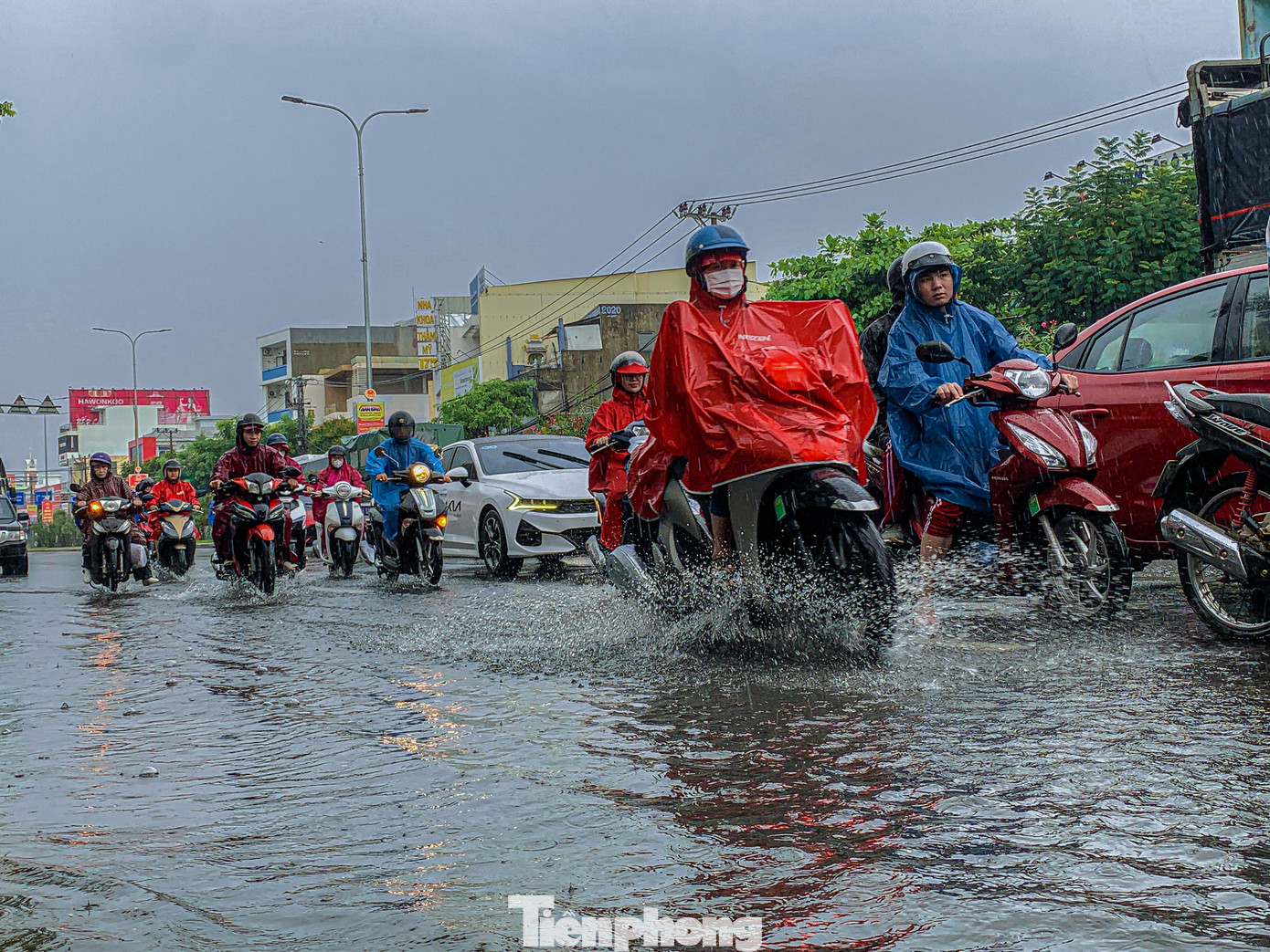 Theo Đài khí tượng thủy văn khu vực Trung Trung Bộ, trong ngày và đêm nay (17/5), Đà Nẵng có mưa, mưa vừa, rải rác mưa to, có nơi mưa rất to và dông. Tổng lượng mưa từ 7h ngày 17/5 đến 7h ngày 18/5 tại thành phố phổ biến 40-80mm, có nơi trên 120mm. Ảnh: Duy Quốc. Theo Đài khí tượng thủy văn khu vực Trung Trung Bộ, trong ngày và đêm nay (17/5), Đà Nẵng có mưa, mưa vừa, rải rác mưa to, có nơi mưa rất to và dông. Tổng lượng mưa từ 7h ngày 17/5 đến 7h ngày 18/5 tại thành phố phổ biến 40-80mm, có nơi trên 120mm. Ảnh: Duy Quốc.