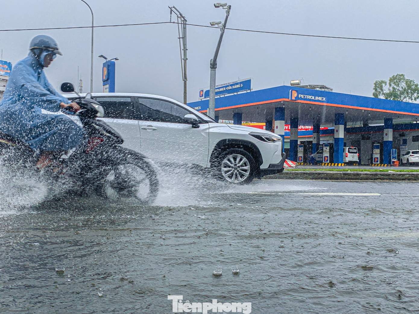 Theo Đài khí tượng thủy văn khu vực Trung Trung Bộ, trong ngày và đêm nay (17/5), Đà Nẵng có mưa, mưa vừa, rải rác mưa to, có nơi mưa rất to và dông. Tổng lượng mưa từ 7h ngày 17/5 đến 7h ngày 18/5 tại thành phố phổ biến 40-80mm, có nơi trên 120mm. Ảnh: Duy Quốc. Theo Đài khí tượng thủy văn khu vực Trung Trung Bộ, trong ngày và đêm nay (17/5), Đà Nẵng có mưa, mưa vừa, rải rác mưa to, có nơi mưa rất to và dông. Tổng lượng mưa từ 7h ngày 17/5 đến 7h ngày 18/5 tại thành phố phổ biến 40-80mm, có nơi trên 120mm. Ảnh: Duy Quốc.