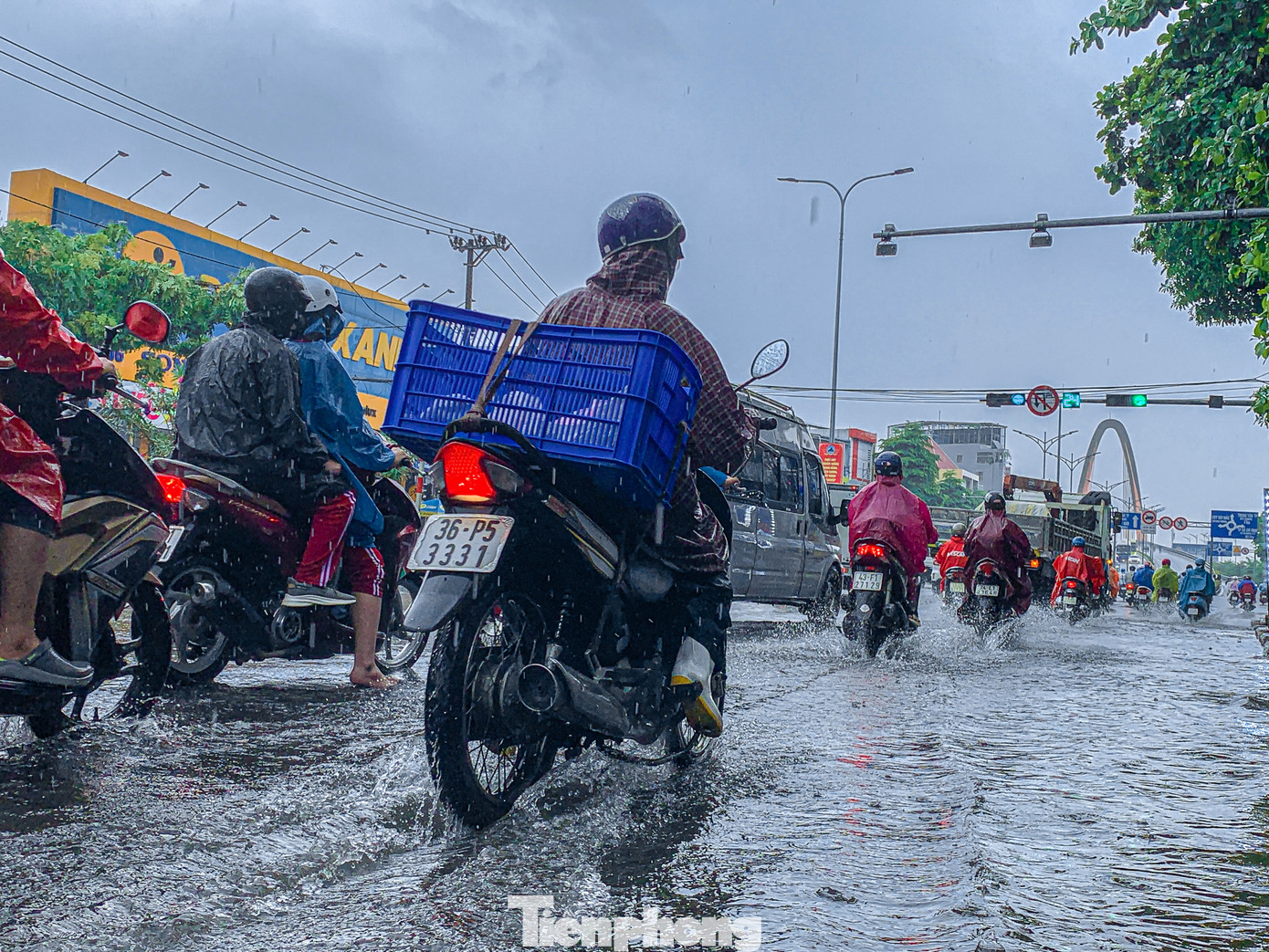 Theo Đài khí tượng thủy văn khu vực Trung Trung Bộ, trong ngày và đêm nay (17/5), Đà Nẵng có mưa, mưa vừa, rải rác mưa to, có nơi mưa rất to và dông. Tổng lượng mưa từ 7h ngày 17/5 đến 7h ngày 18/5 tại thành phố phổ biến 40-80mm, có nơi trên 120mm. Ảnh: Duy Quốc. Theo Đài khí tượng thủy văn khu vực Trung Trung Bộ, trong ngày và đêm nay (17/5), Đà Nẵng có mưa, mưa vừa, rải rác mưa to, có nơi mưa rất to và dông. Tổng lượng mưa từ 7h ngày 17/5 đến 7h ngày 18/5 tại thành phố phổ biến 40-80mm, có nơi trên 120mm. Ảnh: Duy Quốc.