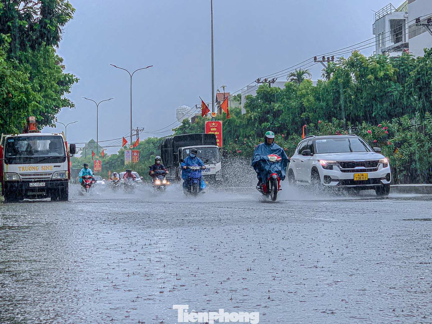 Đài khí tượng thủy văn khu vực Trung Trung Bộ lưu ý người dân đề phòng mưa lớn với cường độ lớn tập trung trong thời gian ngắn, có nguy cơ xảy ra lũ quét, sạt lở đất ở vùng núi, ngập úng tại các vùng trũng thấp và đô thị. Trong cơn dông cần đề phòng có sét và gió giật mạnh.Ảnh: Duy Quốc. Đài khí tượng thủy văn khu vực Trung Trung Bộ lưu ý người dân đề phòng mưa lớn với cường độ lớn tập trung trong thời gian ngắn, có nguy cơ xảy ra lũ quét, sạt lở đất ở vùng núi, ngập úng tại các vùng trũng thấp và đô thị. Trong cơn dông cần đề phòng có sét và gió giật mạnh.Ảnh: Duy Quốc.