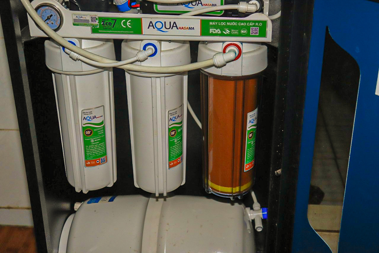 Phèn từ nước giếng khoan đóng mảng lớn trong hệ thống lọc nước của người dân.