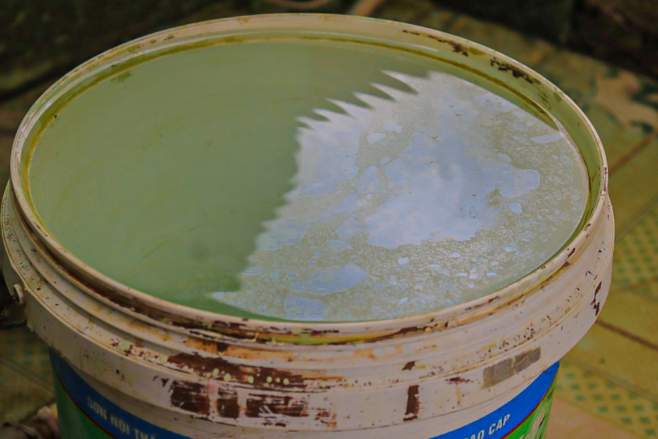 Nước bơm lên từ giếng khoan nổi nhiều lớp váng có màu trắng đục người dân không dám dùng.