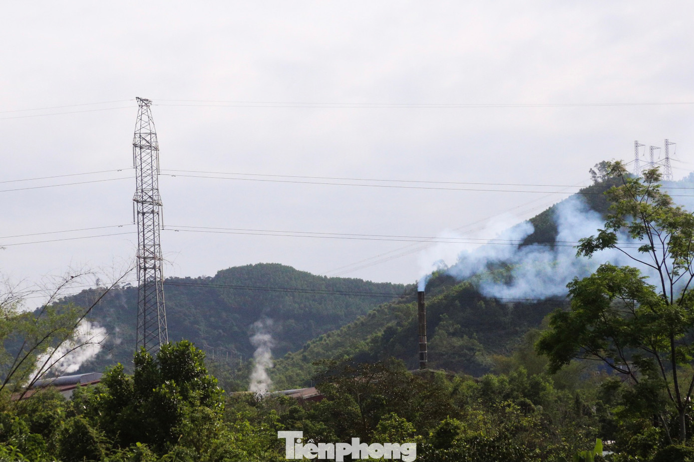 Các ống xả thải của công ty Insulpack Đà Nẵng gây ô nhiễm môi trường ảnh hưởng đến người dân. Ảnh: Duy Quốc.