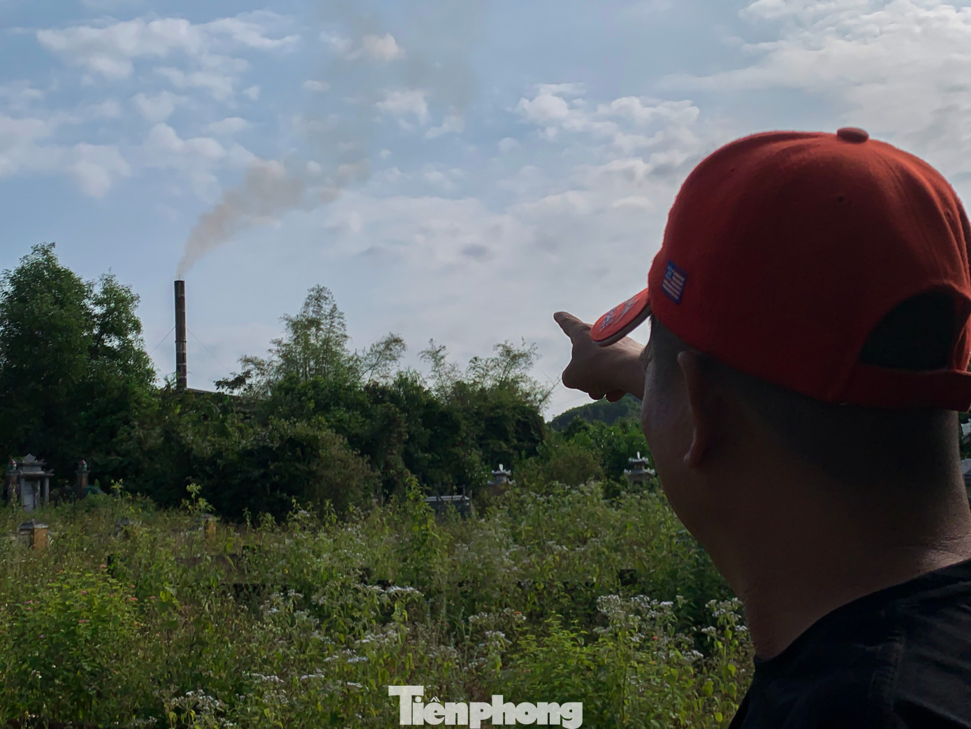 Người dân bức xúc trước tình trạng xả thải của công ty này.