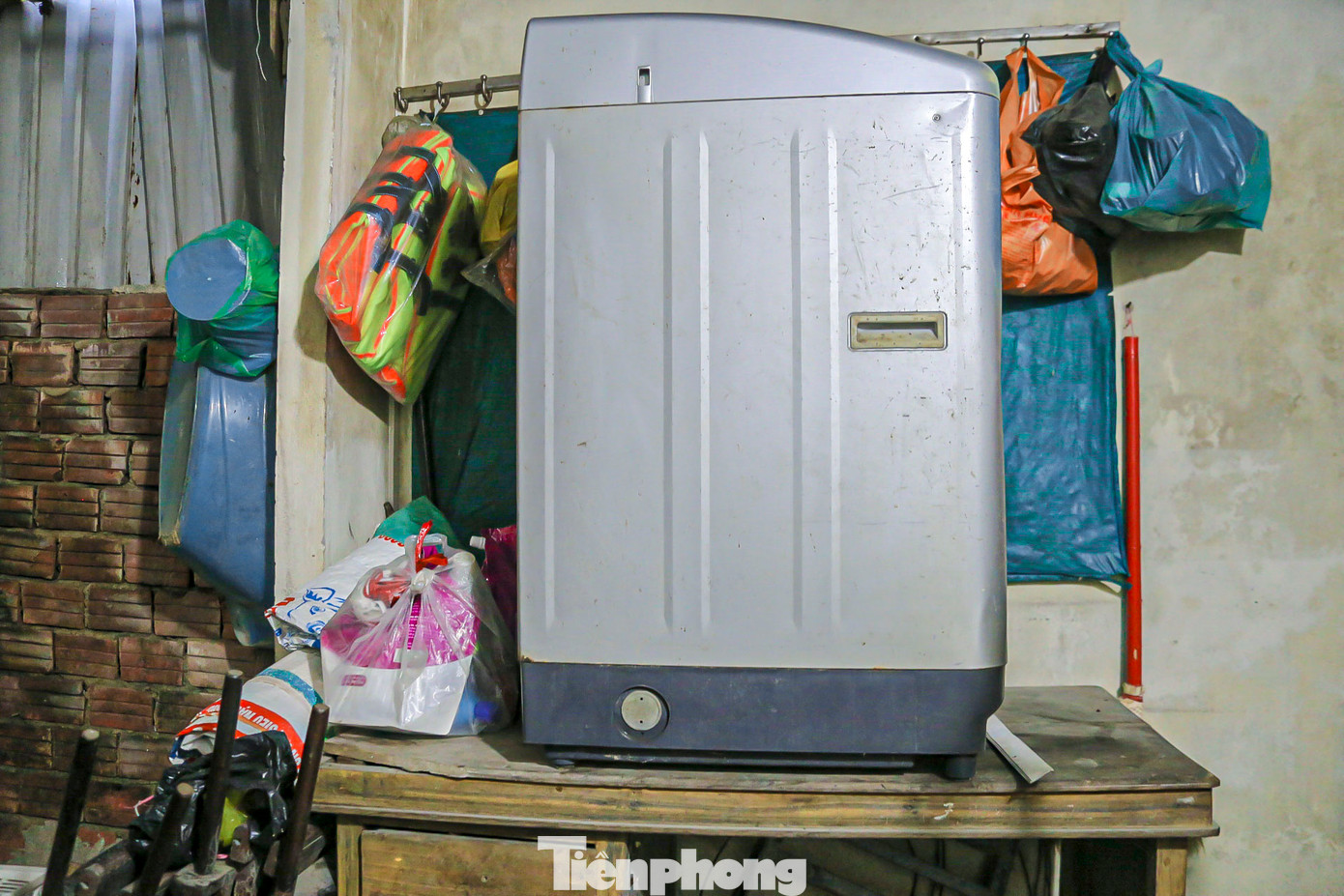 Các vật dụng có giá trị như tủ lạnh, máy giặt... được kê lên cao