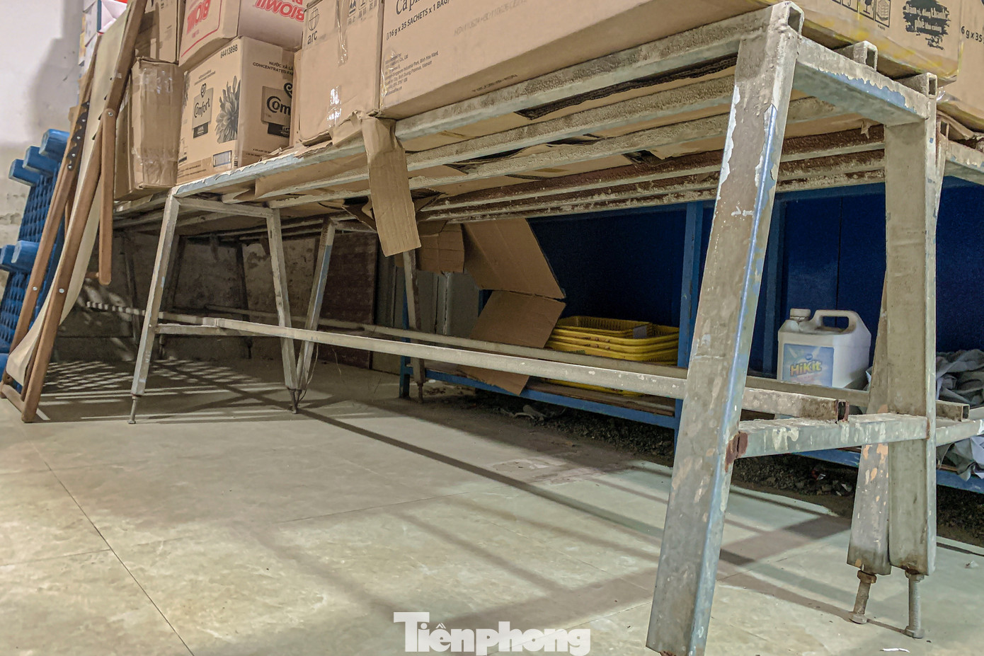 Người dân kê cao đồ đạc, dùng túi nilon bọc xe để chống nước tránh ảnh hư hại tài sản.