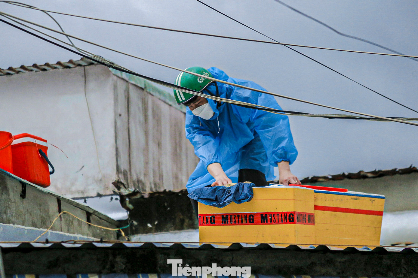 Để chủ động ứng phó với bão, mưa lớn, UBND thành phố Đà Nẵng ra công điện yêu cầu chủ tịch UBND các quận, huyện thường xuyên theo dõi chặt chẽ diễn biến của cơn bão số 6, mưa lũ. Triển khai ngay phương án sơ tán dân sống trong các nhà trọ, nhà tạm, nhà không kiên cố, các khu vực có nguy cơ sạt lở, lũ quét, nước biển dâng do bão đến nơi an toàn.