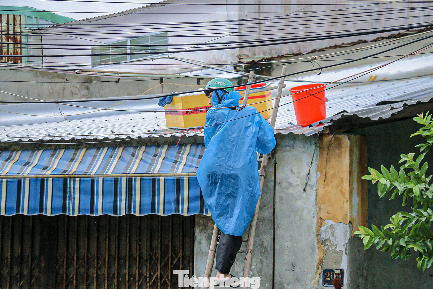 Tại khu vực Khe Cạn, đường Nguyễn Như Hạnh (phường Hòa Minh, quận Liên Chiểu), người dân cũng tất bật di chuyển các vật dụng có giá trị lên cao và chuẩn bị sẵn sàng các phương án ứng phó khi có mưa lớn. Nhiều hộ gia đình trong khu vực cũng khẩn trương chằng chống nhà cửa để đối phó với bão số 6.