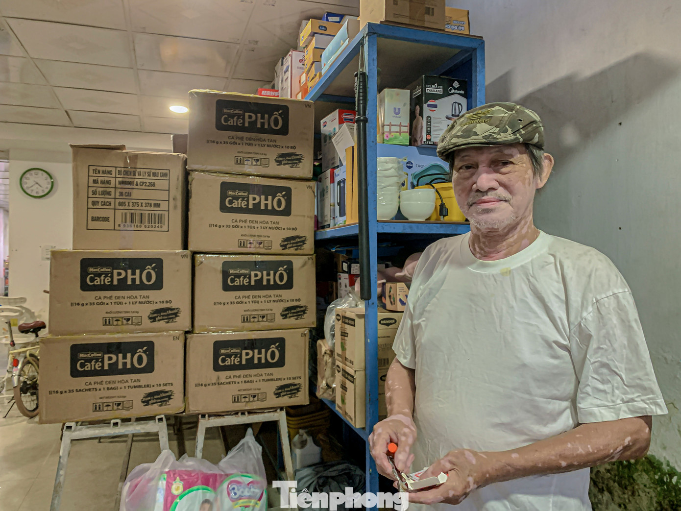 “Rút kinh nghiệm từ những đợt mưa lũ trước, chúng tôi chủ động kê đồ đạc từ sớm, vì mưa lớn khoảng 2 tiếng là nước có thể lên đến nhà”, ông Trần Hiền, người dân sống trên đường Mẹ Suốt cho biết. Đợt mưa lũ năm 2022, đã có người chết đuối vì mưa ngập trên tuyến đường này.