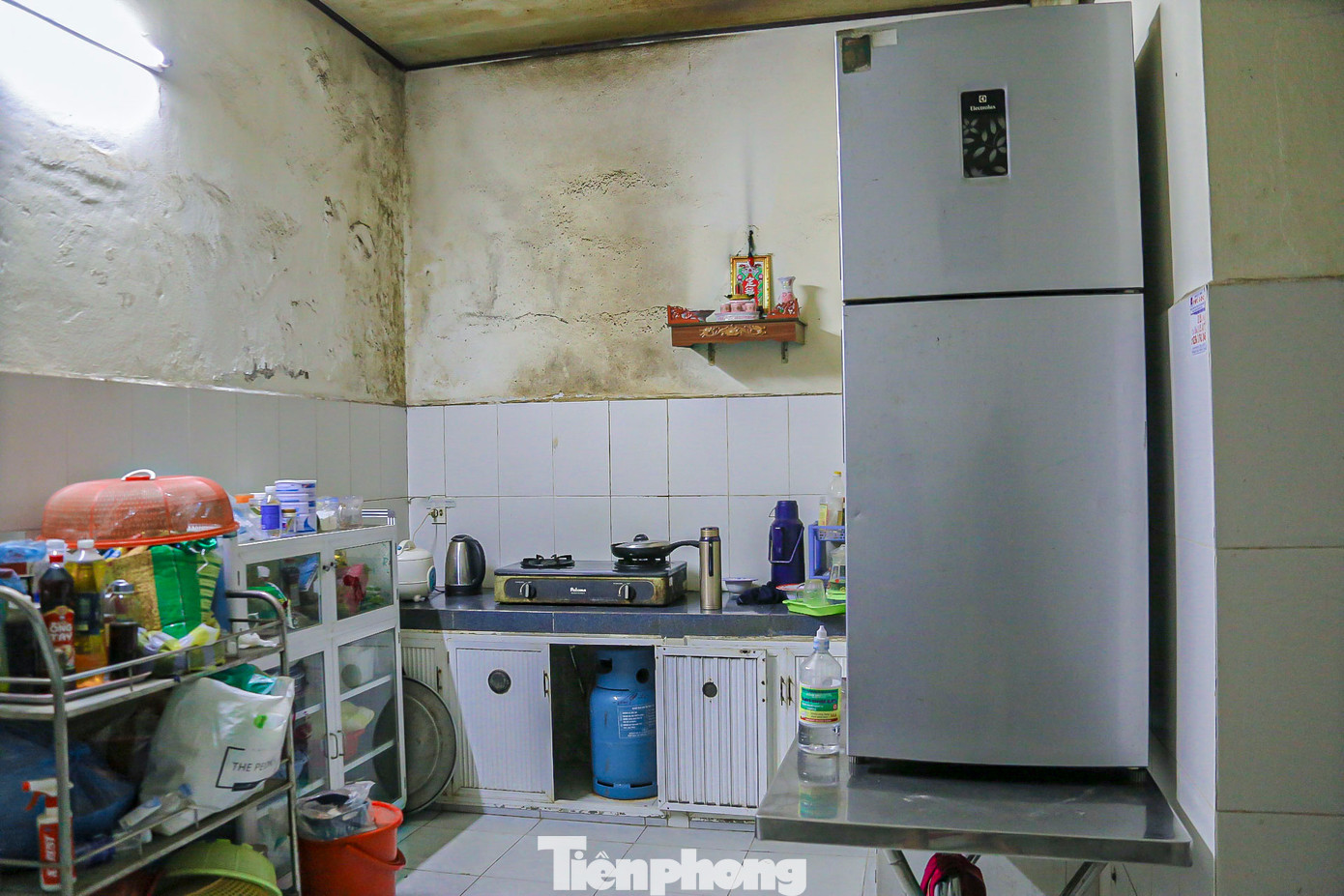 Các vật dụng có giá trị như tủ lạnh, máy giặt... được kê lên cao