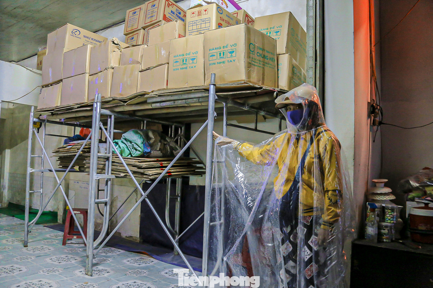 Tại khu vực Khe Cạn, đường Nguyễn Như Hạnh (phường Hòa Minh, quận Liên Chiểu), người dân cũng tất bật di chuyển các vật dụng có giá trị lên cao và chuẩn bị sẵn sàng các phương án ứng phó khi có mưa lớn. Nhiều hộ gia đình trong khu vực cũng khẩn trương chằng chống nhà cửa để đối phó với bão số 6.