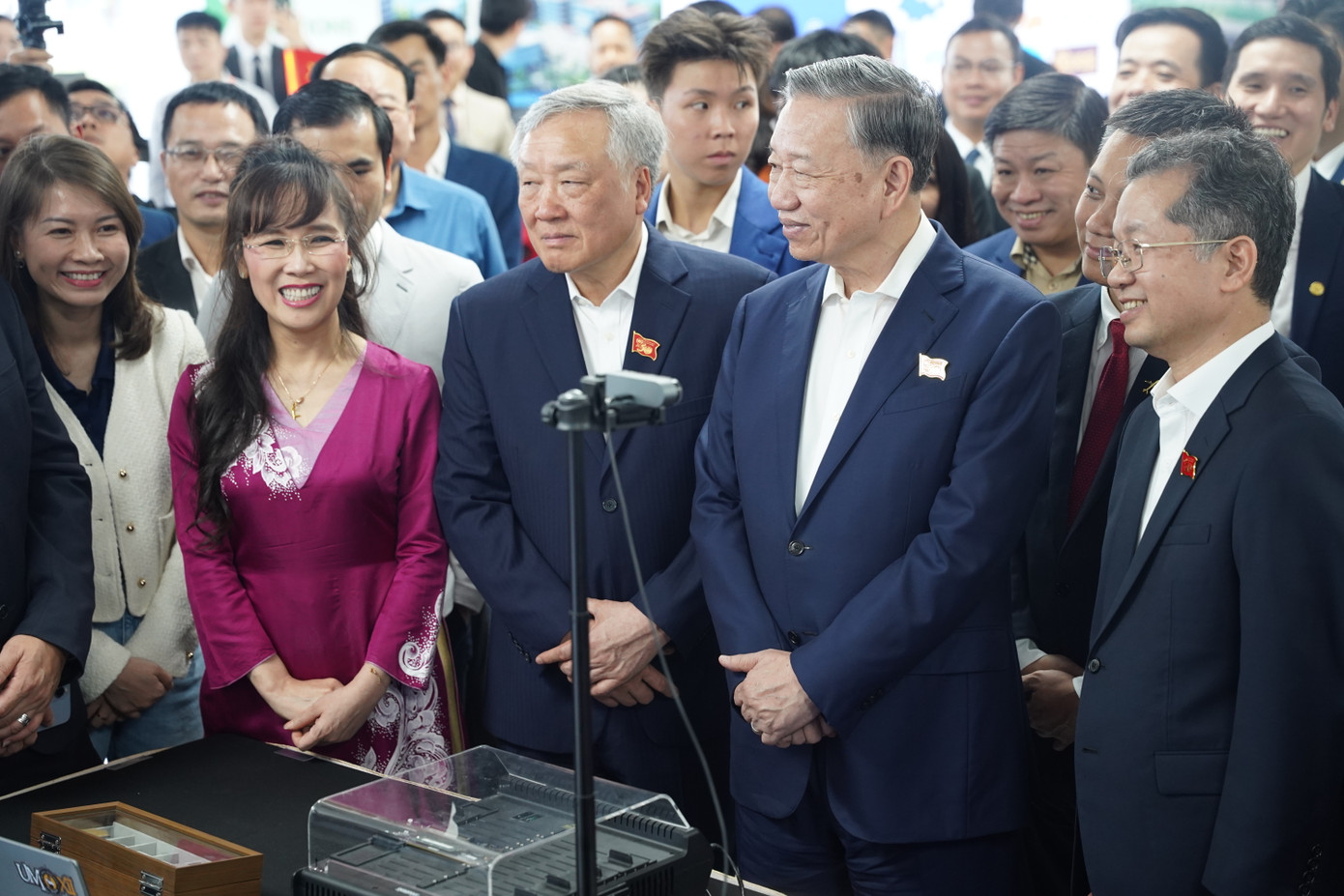 Tổng Bí thư Tô Lâm cùng đoàn đại biểu tìm hiểu về các khóa học tại Trung tâm nghiên cứu. Tổng Bí thư Tô Lâm cùng đoàn đại biểu tìm hiểu về các khóa học tại Trung tâm nghiên cứu.