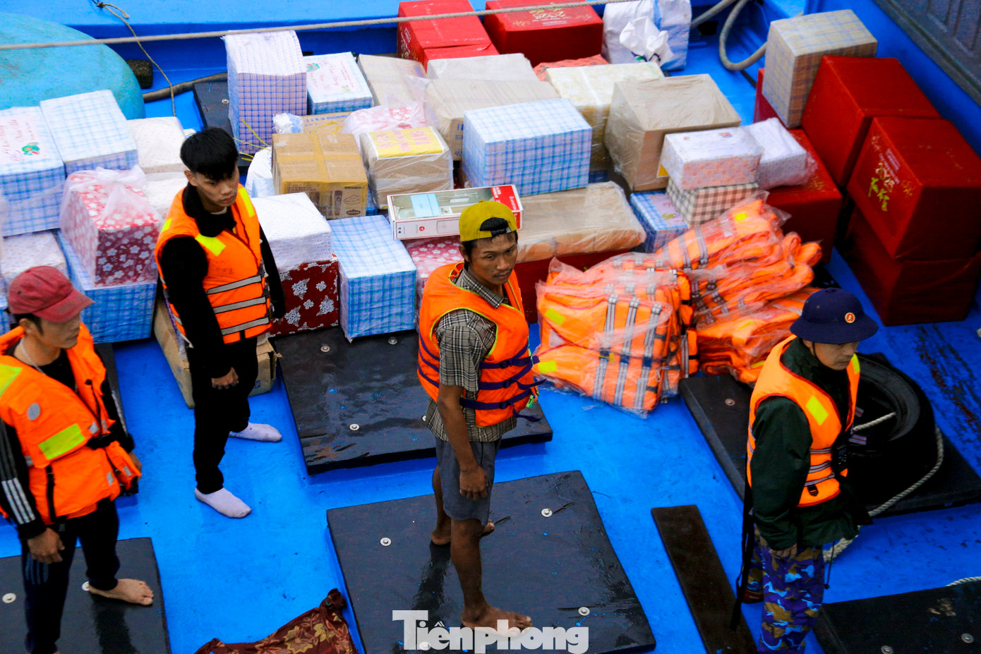 Sau hơn nhiều giờ đồng hồ vật lộn với những con sóng lớn, toàn bộ hàng hóa, quà Tết của Bộ Quốc phòng, Quân chủng Hải quân, Bộ Tư lệnh Vùng và các cơ quan, đơn vị trực thuộc Vùng đã được đưa lên tàu để vận chuyển lên đảo Cồn Cỏ. Sau hơn nhiều giờ đồng hồ vật lộn với những con sóng lớn, toàn bộ hàng hóa, quà Tết của Bộ Quốc phòng, Quân chủng Hải quân, Bộ Tư lệnh Vùng và các cơ quan, đơn vị trực thuộc Vùng đã được đưa lên tàu để vận chuyển lên đảo Cồn Cỏ.