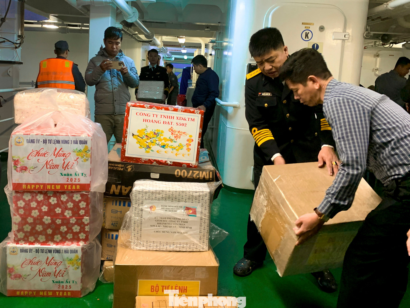 Quà được chiến sĩ Vùng 3 Hải quân chuyển qua tàu trung chuyển để đưa lên đảo. Quà được chiến sĩ Vùng 3 Hải quân chuyển qua tàu trung chuyển để đưa lên đảo.