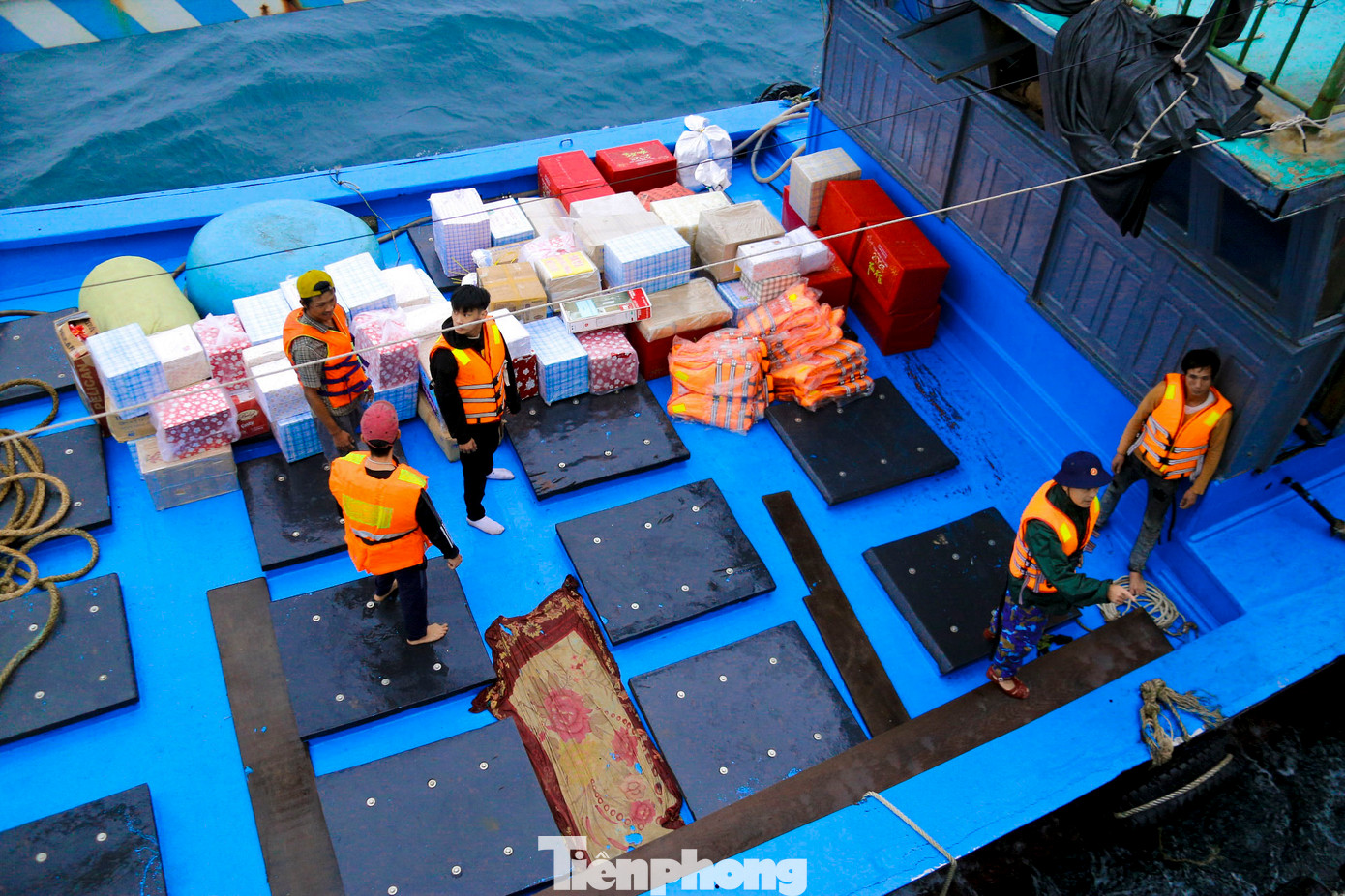 Sau hơn nhiều giờ đồng hồ vật lộn với những con sóng lớn, toàn bộ hàng hóa, quà Tết của Bộ Quốc phòng, Quân chủng Hải quân, Bộ Tư lệnh Vùng và các cơ quan, đơn vị trực thuộc Vùng đã được đưa lên tàu để vận chuyển lên đảo Cồn Cỏ. Sau hơn nhiều giờ đồng hồ vật lộn với những con sóng lớn, toàn bộ hàng hóa, quà Tết của Bộ Quốc phòng, Quân chủng Hải quân, Bộ Tư lệnh Vùng và các cơ quan, đơn vị trực thuộc Vùng đã được đưa lên tàu để vận chuyển lên đảo Cồn Cỏ.