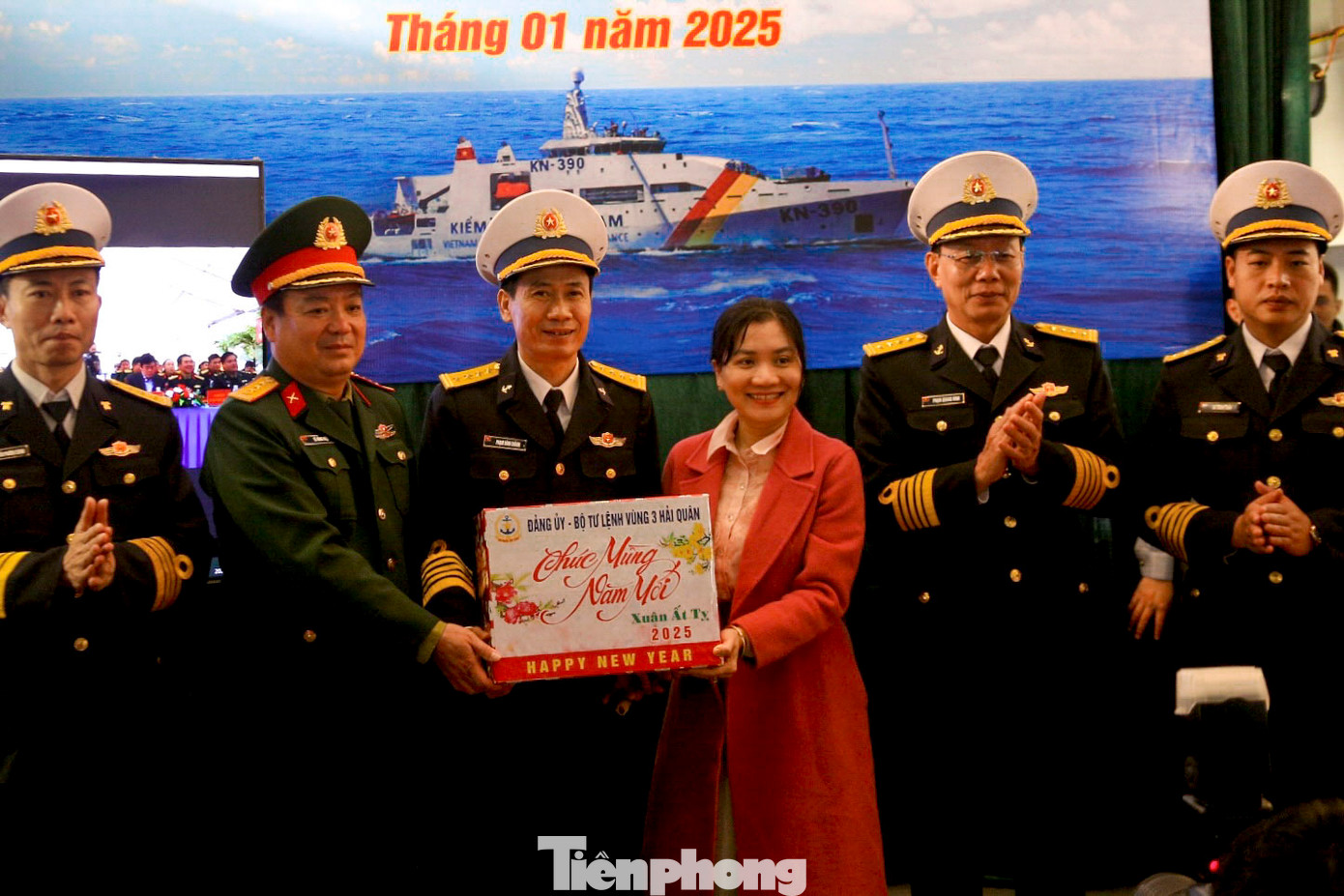 Các đại biểu cùng tham gia chúc Tết, tặng quà quân dân huyện đảo Cồn Cỏ qua video được kết nối từ Zalo. Các đại biểu cùng tham gia chúc Tết, tặng quà quân dân huyện đảo Cồn Cỏ qua video được kết nối từ Zalo.