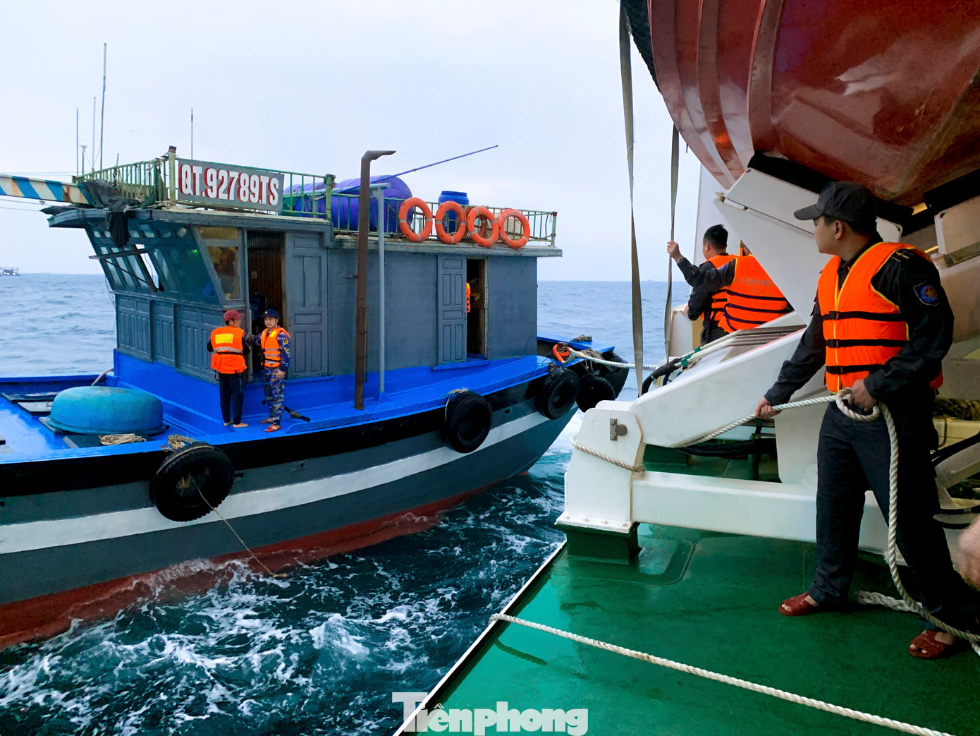 Sau nhiều giờ vượt những con sóng lớn, tàu 390 đưa đại biểu trong Đoàn công tác Vùng 3 Hải quân đến đảo Cồn Cỏ thăm, chúc Tết cán bộ, chiến sĩ và quân dân trên đảo. Sau nhiều giờ vượt những con sóng lớn, tàu 390 đưa đại biểu trong Đoàn công tác Vùng 3 Hải quân đến đảo Cồn Cỏ thăm, chúc Tết cán bộ, chiến sĩ và quân dân trên đảo.