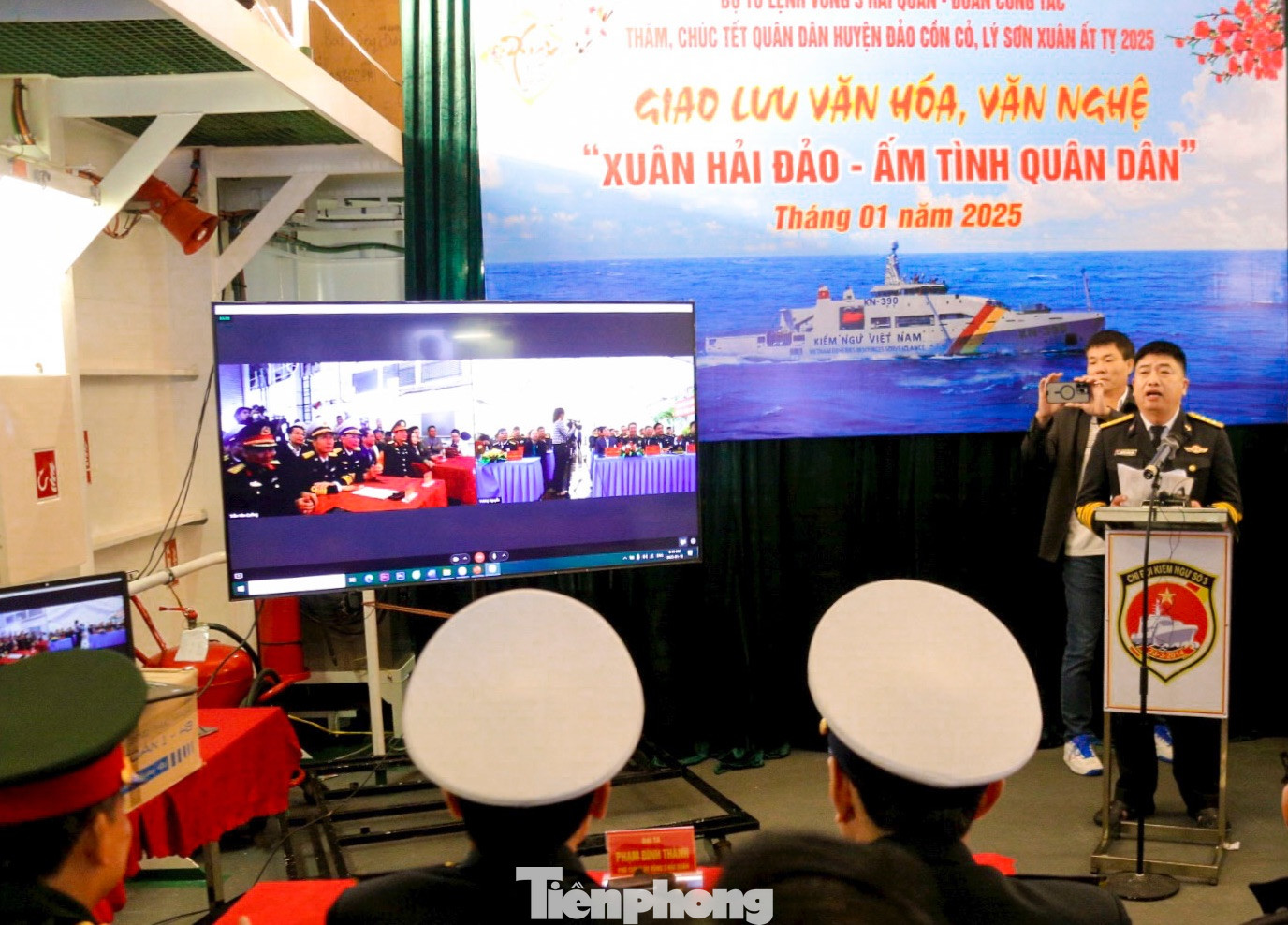 Đáp lại lời thăm hỏi, ông Võ Viết Cường - Bí thư Huyện ủy, Chủ tịch UBND huyện đảo Cồn Cỏ thay mặt cán bộ, chính quyền, nhân dân và các lực lượng làm nhiệm vụ trên đảo chân thành cảm ơn sự quan tâm của lãnh đạo Đảng, Nhà nước, quân đội, Bộ Tư lệnh Vùng 3 Hải quân và các cơ quan, đơn vị, cá nhân và phóng viên báo chí đã động viên, tặng quà, chúc Tết quân dân huyện đảo. Đáp lại lời thăm hỏi, ông Võ Viết Cường - Bí thư Huyện ủy, Chủ tịch UBND huyện đảo Cồn Cỏ thay mặt cán bộ, chính quyền, nhân dân và các lực lượng làm nhiệm vụ trên đảo chân thành cảm ơn sự quan tâm của lãnh đạo Đảng, Nhà nước, quân đội, Bộ Tư lệnh Vùng 3 Hải quân và các cơ quan, đơn vị, cá nhân và phóng viên báo chí đã động viên, tặng quà, chúc Tết quân dân huyện đảo.