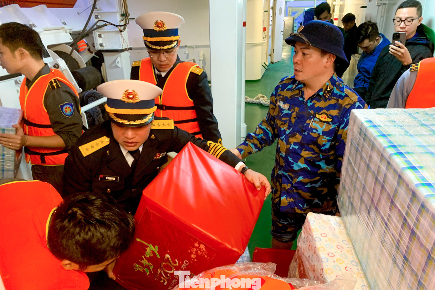 Quà được chiến sĩ Vùng 3 Hải quân chuyển qua tàu trung chuyển để đưa lên đảo. Quà được chiến sĩ Vùng 3 Hải quân chuyển qua tàu trung chuyển để đưa lên đảo.