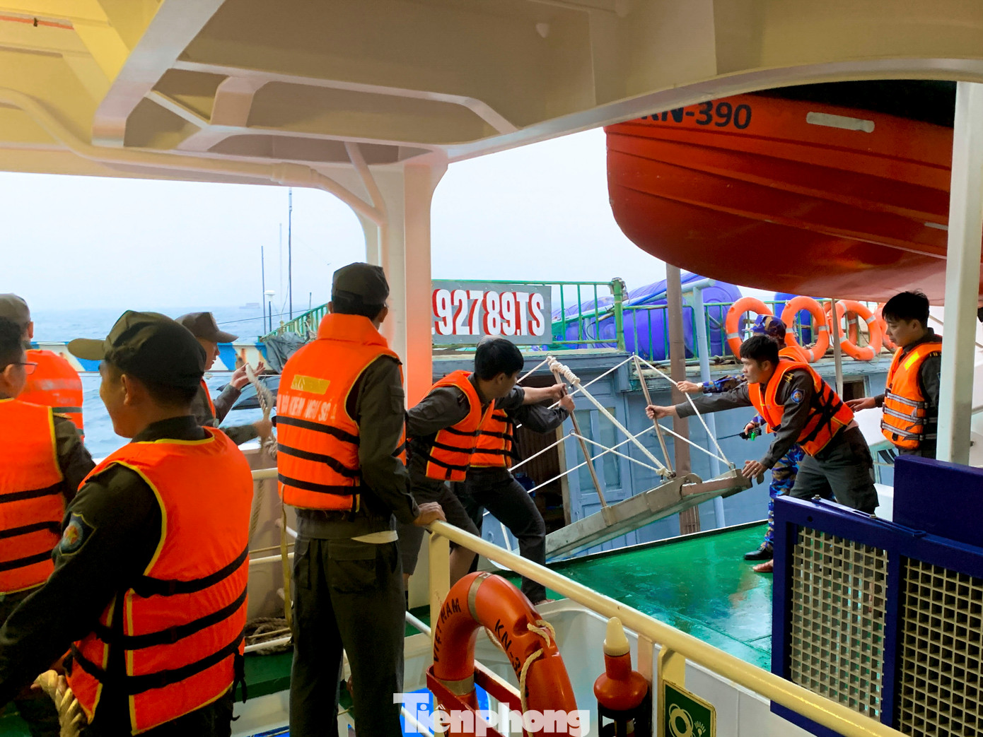 Theo kế hoạch, các thành viên của đoàn công tác đến thăm chúc Tết lãnh đạo huyện Cồn Cỏ, bà con nhân dân và các lực lượng làm nhiệm vụ trên đảo. Tuy nhiên, do biển động, sóng lớn, tàu không thể tiếp cận được đảo Cồn Cỏ nên phải chúc Tết qua Zalo. Theo kế hoạch, các thành viên của đoàn công tác đến thăm chúc Tết lãnh đạo huyện Cồn Cỏ, bà con nhân dân và các lực lượng làm nhiệm vụ trên đảo. Tuy nhiên, do biển động, sóng lớn, tàu không thể tiếp cận được đảo Cồn Cỏ nên phải chúc Tết qua Zalo.