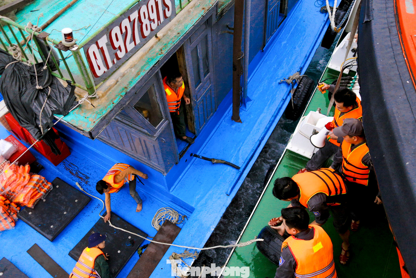 Quà được chiến sĩ Vùng 3 Hải quân chuyển qua tàu trung chuyển để đưa lên đảo. Quà được chiến sĩ Vùng 3 Hải quân chuyển qua tàu trung chuyển để đưa lên đảo.