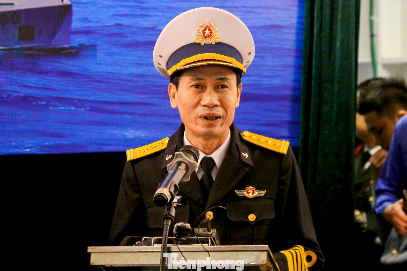 Đại tá Phạm Đình Thành - Phó Chính ủy Vùng 3 Hải quân, Trưởng đoàn công tác, cho biết một năm vừa qua, quân và dân huyện đảo Cồn Cỏ đã đạt được nhiều kết quả tốt về mọi mặt. Đặc biệt là làm tốt công tác đảo bảo an ninh, an toàn trên khu vực góp phần bảo vệ chủ quyền biển đảo thiêng liêng của Tổ quốc. "Tôi thay mặt Bộ Tư lệnh Hải quân vùng 3 gửi lời cảm ơn chính quyền, nhân dân huyện đảo Cồn Cỏ đã tạo điều kiện thuận lợi cho các đồng chí thuộc Bộ Tư lệnh Hải quân vùng 3 công tác tốt trên đảo, hoàn thành mọi nhiệm vụ đề ra", Đại tá Phạm Đình Thành nói. Đại tá Phạm Đình Thành - Phó Chính ủy Vùng 3 Hải quân, Trưởng đoàn công tác, cho biết một năm vừa qua, quân và dân huyện đảo Cồn Cỏ đã đạt được nhiều kết quả tốt về mọi mặt. Đặc biệt là làm tốt công tác đảo bảo an ninh, an toàn trên khu vực góp phần bảo vệ chủ quyền biển đảo thiêng liêng của Tổ quốc. "Tôi thay mặt Bộ Tư lệnh Hải quân vùng 3 gửi lời cảm ơn chính quyền, nhân dân huyện đảo Cồn Cỏ đã tạo điều kiện thuận lợi cho các đồng chí thuộc Bộ Tư lệnh Hải quân vùng 3 công tác tốt trên đảo, hoàn thành mọi nhiệm vụ đề ra", Đại tá Phạm Đình Thành nói.