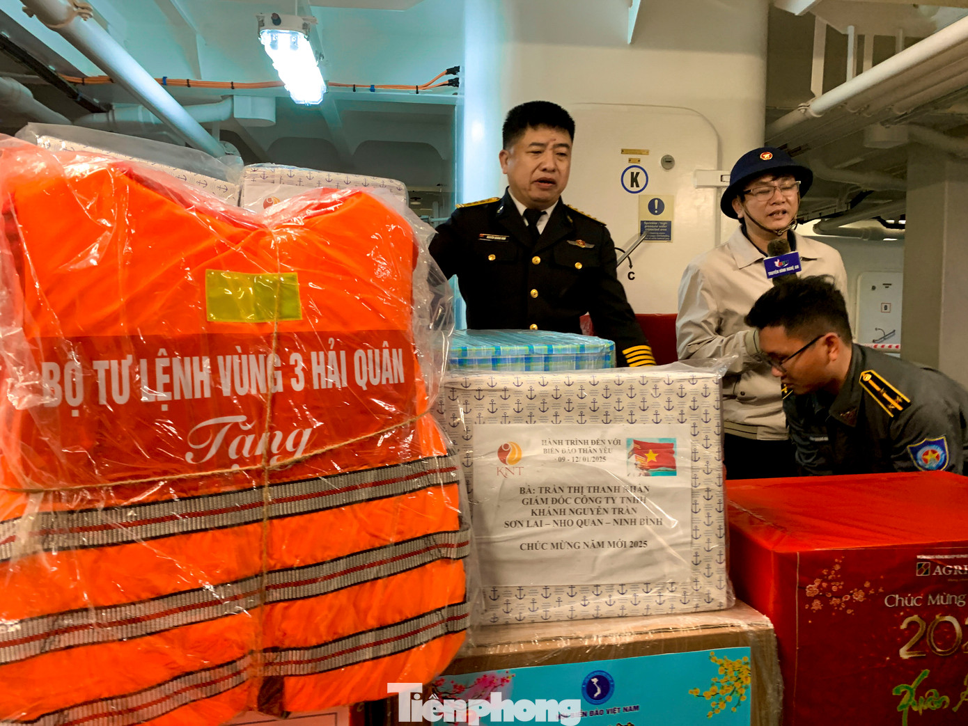 "Huyện Cồn Cỏ rất tiếc khi đoàn công tác không lên trực tiếp đảo Cồn Cỏ do sóng to gió lớn. Tuy vậy quân và dân huyện Đảo Cồn Cỏ rất trân quý tình cảm, sự sẻ chia của đoàn công tác gửi gắm", ông Võ Viết Cường nói. "Huyện Cồn Cỏ rất tiếc khi đoàn công tác không lên trực tiếp đảo Cồn Cỏ do sóng to gió lớn. Tuy vậy quân và dân huyện Đảo Cồn Cỏ rất trân quý tình cảm, sự sẻ chia của đoàn công tác gửi gắm", ông Võ Viết Cường nói.