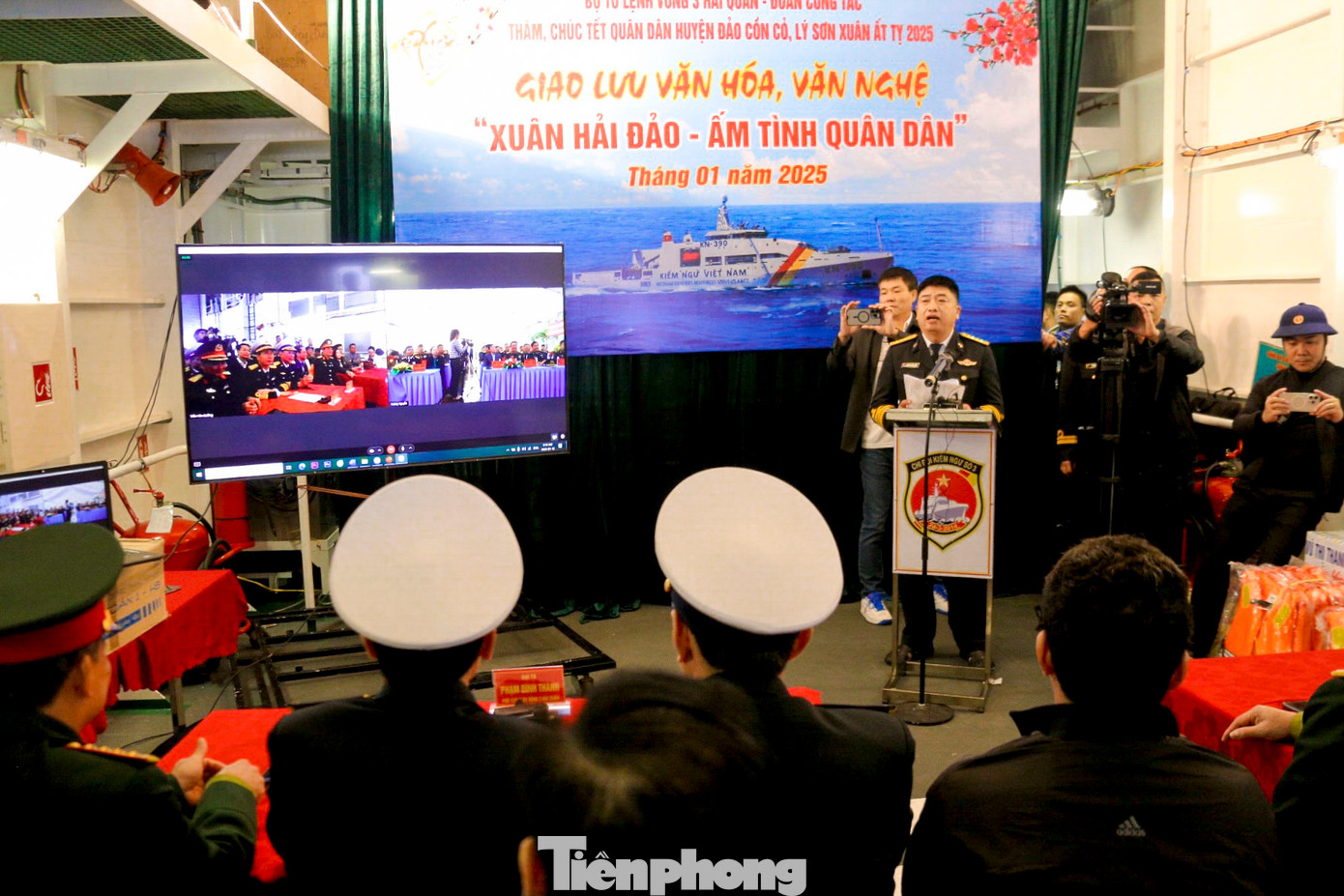 Các đại biểu cùng tham gia chúc Tết, tặng quà quân dân huyện đảo Cồn Cỏ qua video được kết nối từ Zalo. Các đại biểu cùng tham gia chúc Tết, tặng quà quân dân huyện đảo Cồn Cỏ qua video được kết nối từ Zalo.