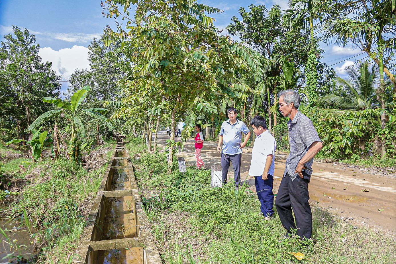 Theo ông Đối, việc nước không thể thoát khiến nhiều hộ tại khu dân cư nơi ông sống bị ảnh hưởng nghiêm trọng, ông lo ngại về nguy cơ mắc các bệnh tật về lâu dài cho gia đình.