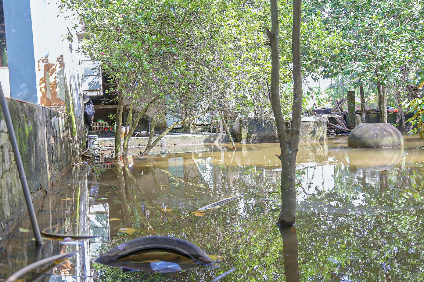 UBND xã Hòa Phú cho biết đã có văn bản gửi UBND huyện Hòa Vang cùng các đơn vị liên quan để giải quyết phản ánh của dân trên địa bàn. Theo đó, tại khu vực cánh đồng Bàu Đá, thôn Đông Lâm, xã Hoà Phú sau thời gian dài mưa kéo dài, nước mưa không thoát dẫn đến tình trạng ứ đọng lâu ngày, nước tràn vào nhà ảnh hưởng đến sinh hoạt hàng ngày của người dân.