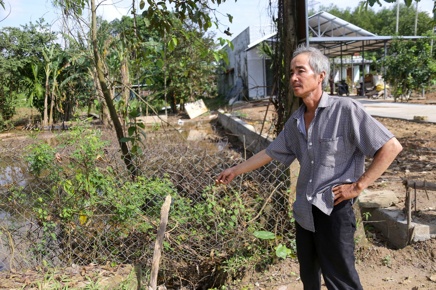 Ông Lê Văn Đối, người dân sống tại thôn Đông Lâm (xã Hòa Phú) bức xúc: &quot;Khu vực tôi ở sau đợt mưa lớn vừa qua bị ngập nước tràn vào nhà, đến giờ vẫn chưa thoát. Nước ứ đọng lâu ngày không chỉ gây ô nhiễm môi trường mà còn làm phát sinh nhiều ruồi muỗi. Tôi đã nhiều lần phản ánh lên chính quyền địa phương, nhưng tình trạng này vẫn chưa được giải quyết&quot;.