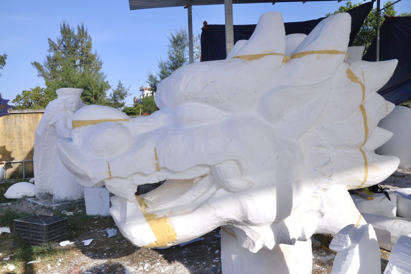 Linh vật rồng dài 30m đang dần hoàn thiện và sẽ xuất hiện tại đầu cầu Rồng trong dịp Tết Giáp Thìn. Linh vật rồng dài 30m đang dần hoàn thiện và sẽ xuất hiện tại đầu cầu Rồng trong dịp Tết Giáp Thìn.