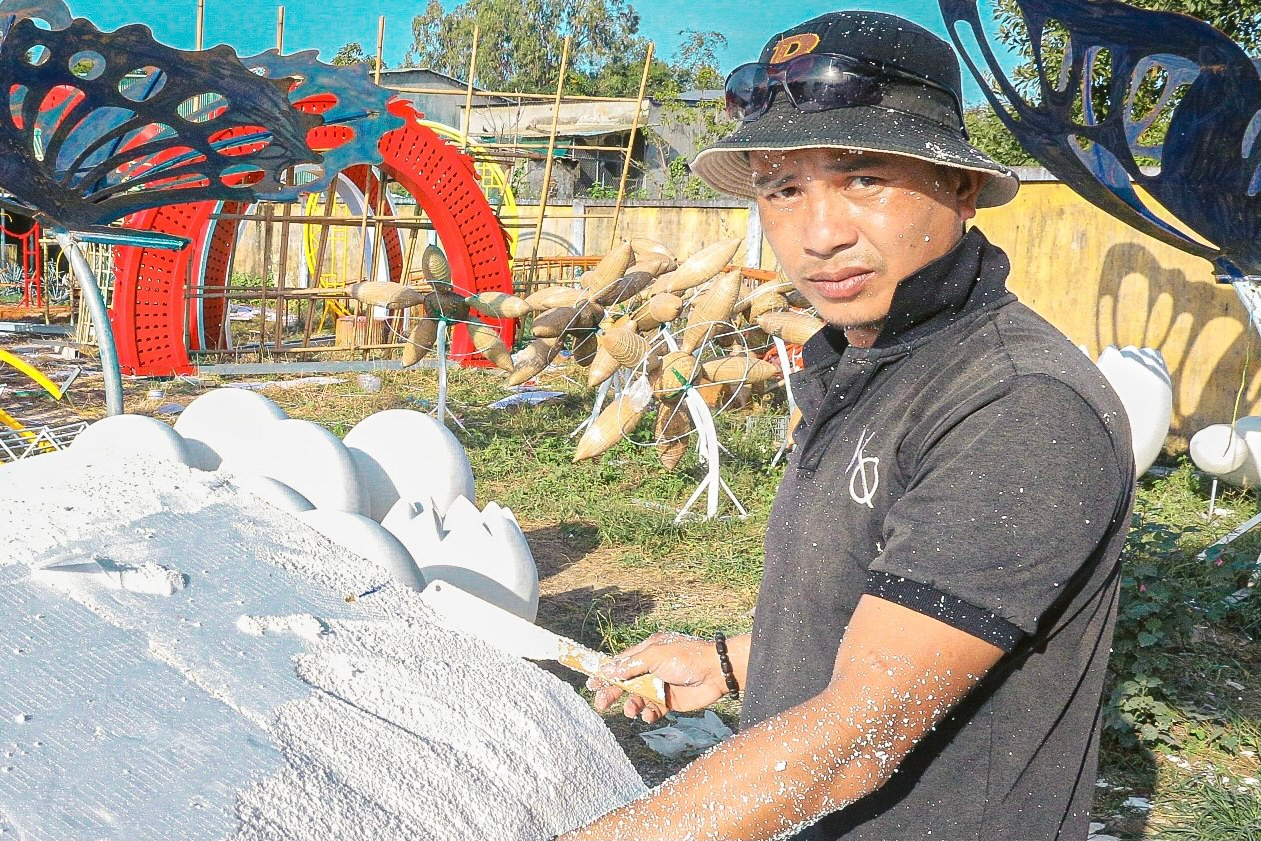 Dịp Tết Nguyên đán năm nay, UBND thành phố đầu tư hơn 19 tỷ đồng trang trí hoa và điện chiếu sáng phục vụ Tết Giáp Thìn 2024. Dự kiến các hạng mục công trình trang trí hoa và điện chiếu sáng sẽ hoàn thành trước ngày 28 âm lịch và tổ chức phục vụ người dân đến tham quan, thưởng lãm. Dịp Tết Nguyên đán năm nay, UBND thành phố đầu tư hơn 19 tỷ đồng trang trí hoa và điện chiếu sáng phục vụ Tết Giáp Thìn 2024. Dự kiến các hạng mục công trình trang trí hoa và điện chiếu sáng sẽ hoàn thành trước ngày 28 âm lịch và tổ chức phục vụ người dân đến tham quan, thưởng lãm.