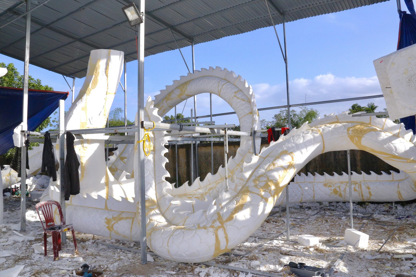 Linh vật rồng dài 30m đang dần hoàn thiện và sẽ xuất hiện tại đầu cầu Rồng trong dịp Tết Giáp Thìn. Linh vật rồng dài 30m đang dần hoàn thiện và sẽ xuất hiện tại đầu cầu Rồng trong dịp Tết Giáp Thìn.