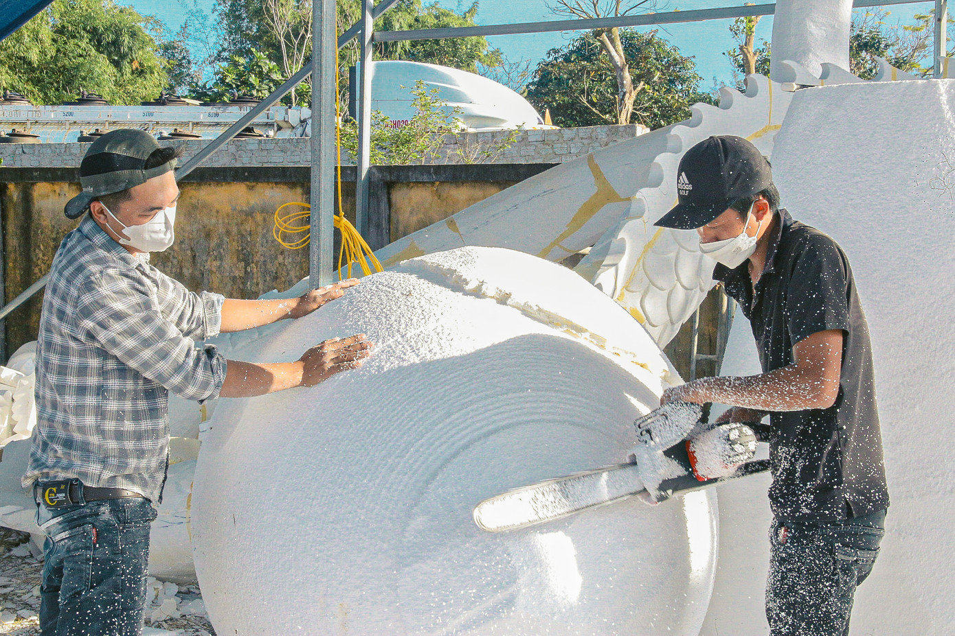 Công nhân ráo riết, hăng say làm việc, lên màu cho sản phẩm. Công nhân ráo riết, hăng say làm việc, lên màu cho sản phẩm.