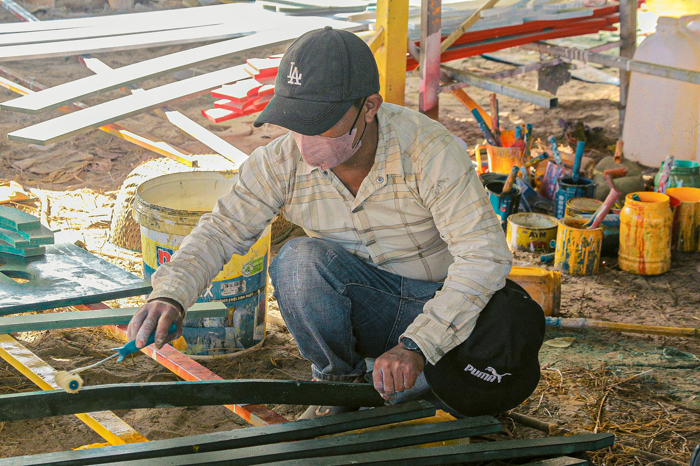 Công nhân ráo riết, hăng say làm việc, lên màu cho sản phẩm. Công nhân ráo riết, hăng say làm việc, lên màu cho sản phẩm.