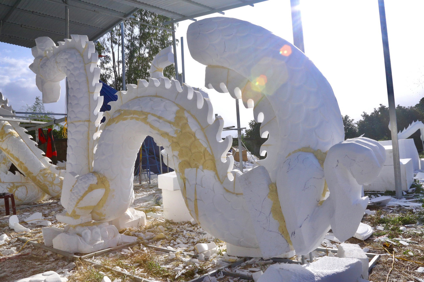 Linh vật rồng dài 30m đang dần hoàn thiện và sẽ xuất hiện tại đầu cầu Rồng trong dịp Tết Giáp Thìn. Linh vật rồng dài 30m đang dần hoàn thiện và sẽ xuất hiện tại đầu cầu Rồng trong dịp Tết Giáp Thìn.