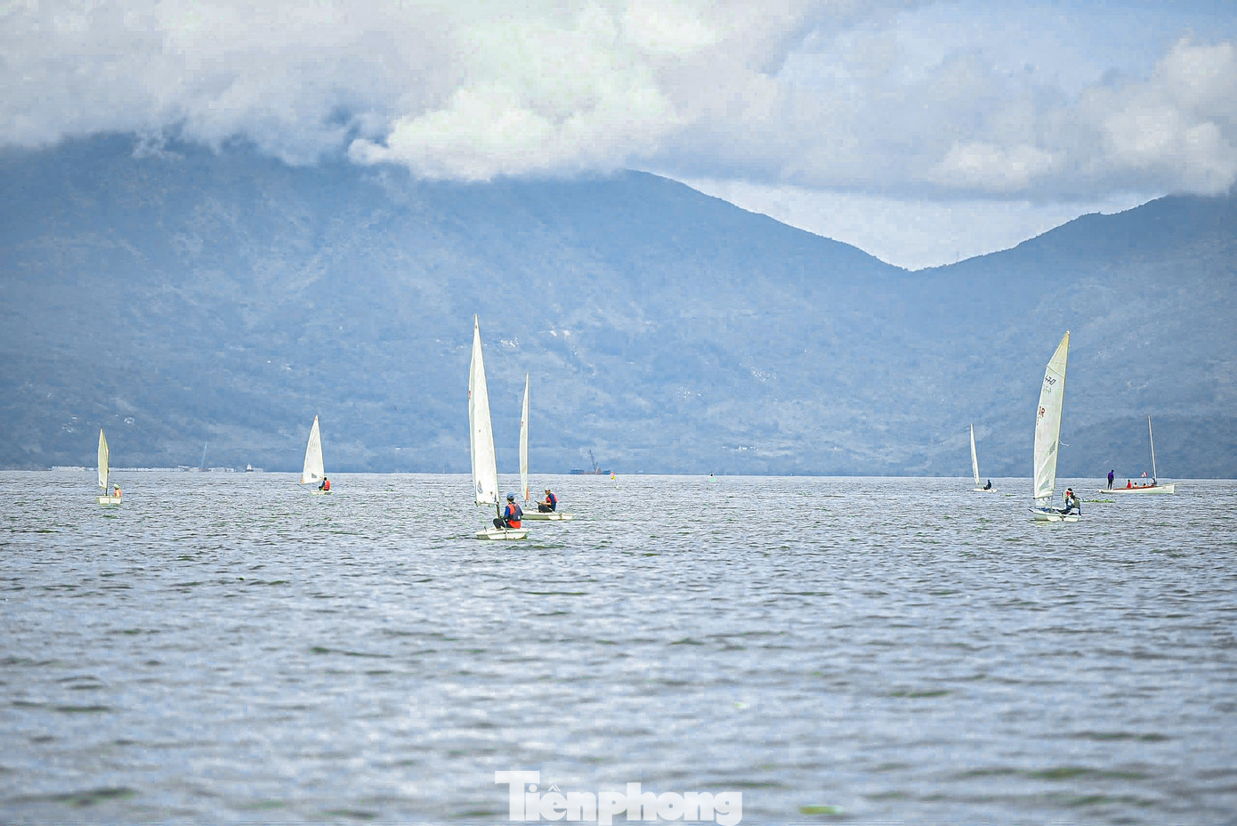 Cuộc thi thuyền buồm đầy sôi động giữa các đội.