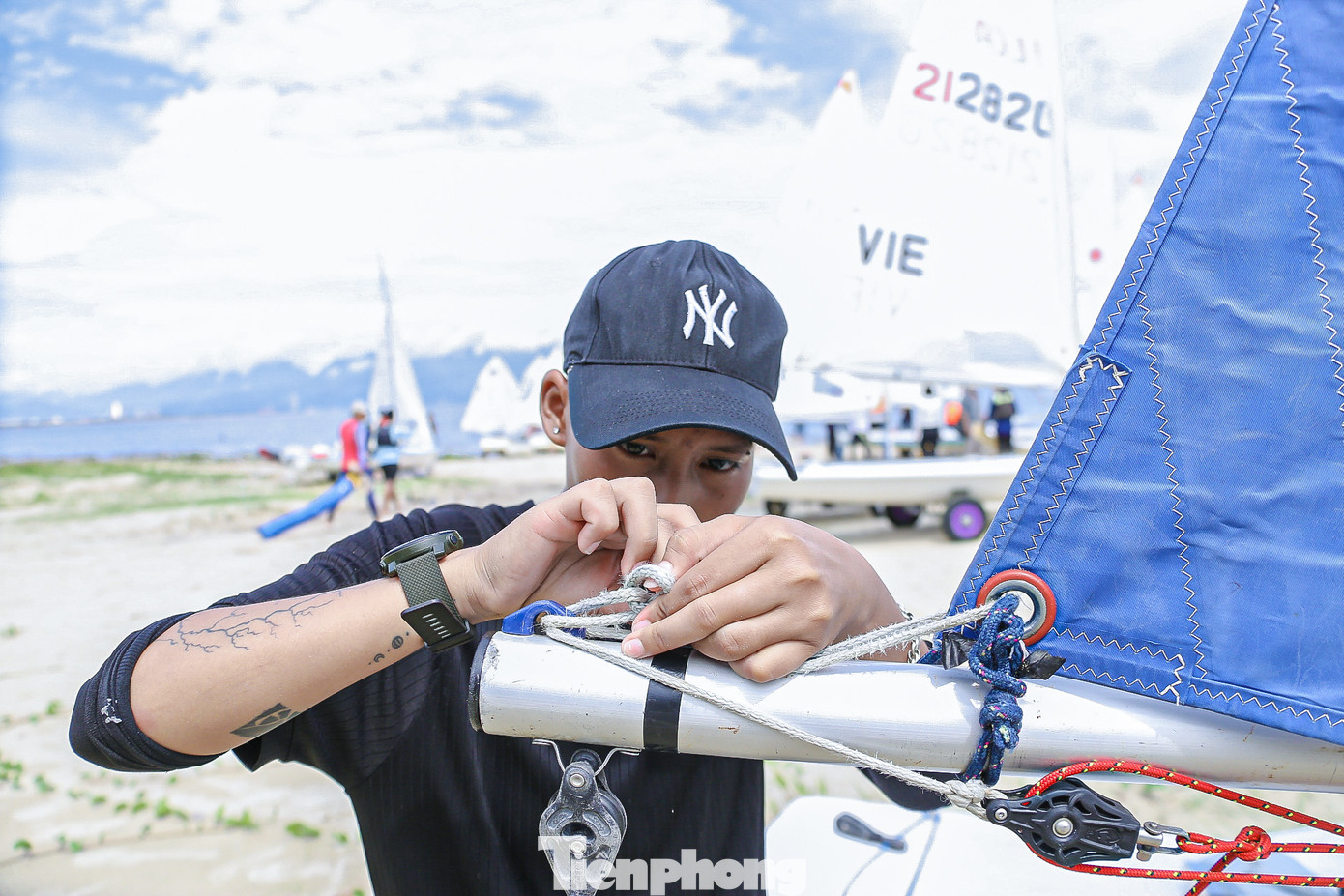 Các đội kiểm tra, chuẩn bị thuyền buồm trước khi thi đấu.