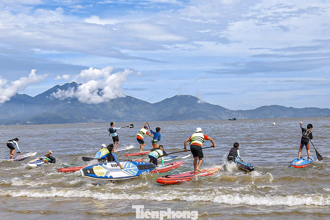 Các vận động viên tranh tài tại giải Sailing (đua thuyền buồm) thi đấu các nội dung: Loại thuyền Optimist (thi đấu nam, nữ), thuyền Laser, thuyền Match Race 470. Giải Sup (Ván chèo cứng) thi đấu các nội dung nam, nữ ở cự ly 200m, 2.000 m và 6.000m.