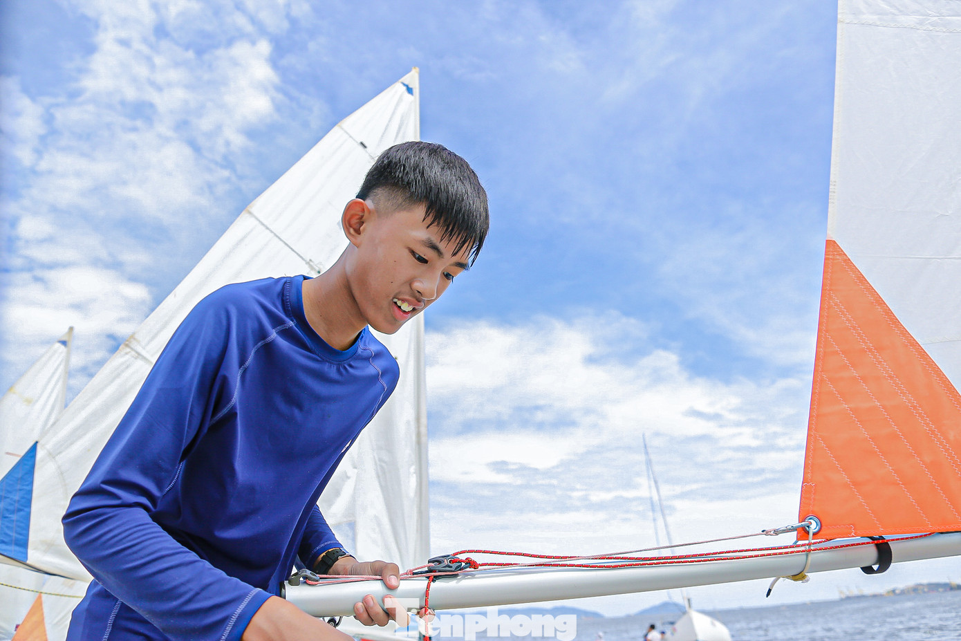 Các đội kiểm tra, chuẩn bị thuyền buồm trước khi thi đấu.