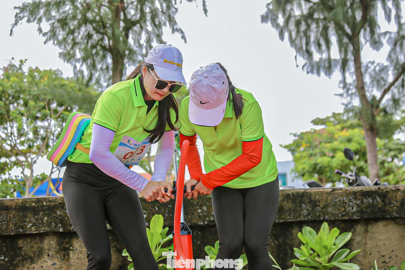 Các đội kiểm tra, chuẩn bị thuyền buồm trước khi thi đấu.