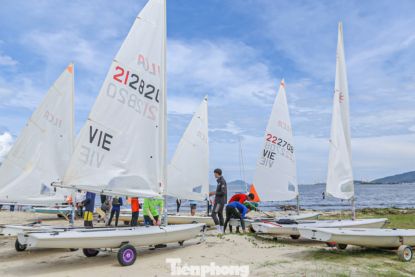 Ghi nhận của Tiền Phong, sáng 21/9, tại bãi biển Nguyễn Tất Thành, quận Thanh Khê, cuộc thi thuyền buồm và giải đua Sup diễn ra hấp dẫn và gay cấn, tạo nên màn tranh tài hết sức sôi động.