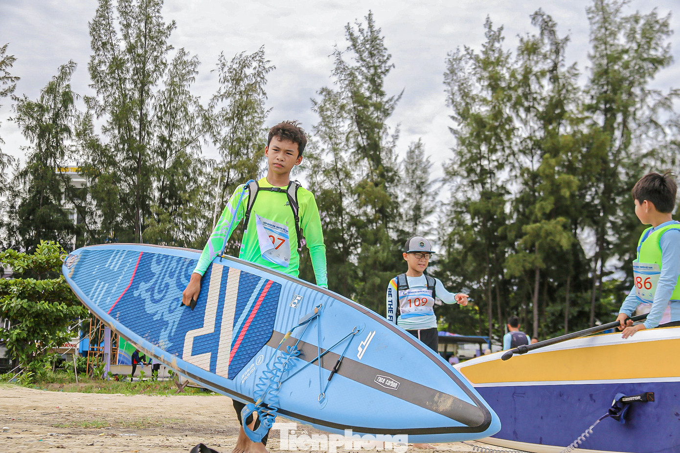 Các vận động viên đã sẵn sàng cho màn trình diễn của mình.